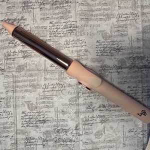 Lange 1" (28mm) titanium LeClip curling iron in blush pink